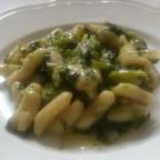 Gnocchi (acqua e farina) con verdura (solo a cena)<br />
Gnocchi (flour and water) with vegetables (dinner only)<br />
Gnocchi (Mehl und Wasser) mit Gemüse (nur Abendessen)